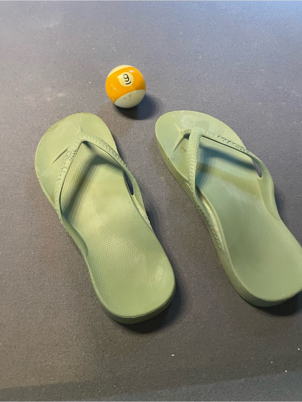 Archie’s Olive Green Men's Flip-Flops sz 9 VGC